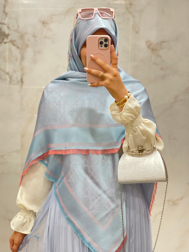 روسری ابریشم ژاکارد لمه دار طرح دیور