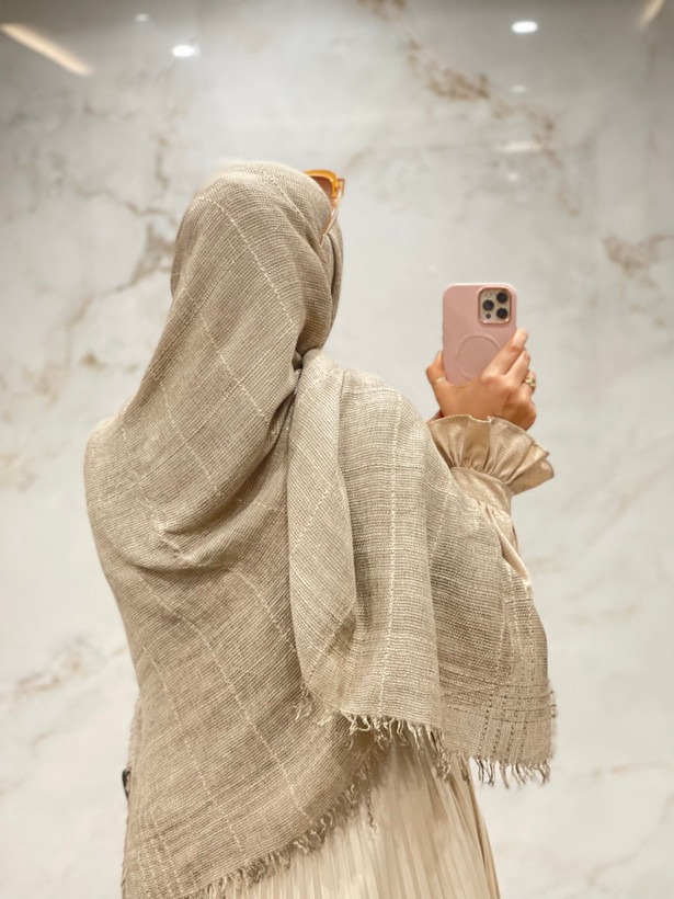 روسری نخی کنفی وارداتی قواره ۱۴۰ کد ۱۰۴