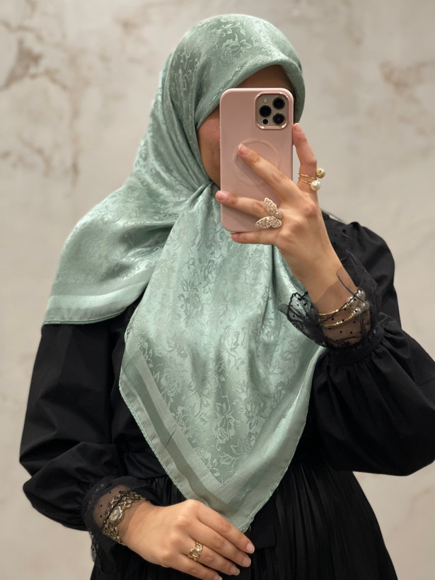 روسری ابریشم ژاکارد لمه دار طرح گل کد ۱۳۸