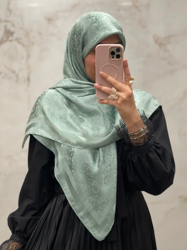 روسری ابریشم ژاکارد لمه دار طرح گل کد ۱۳۸