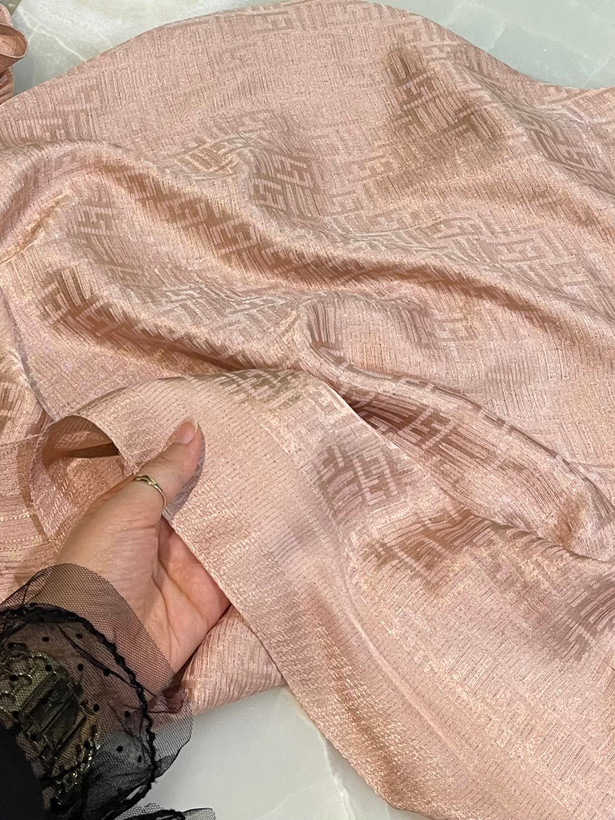 روسری ابریشم ژاکارد طرح فندی کد ۱۵۵