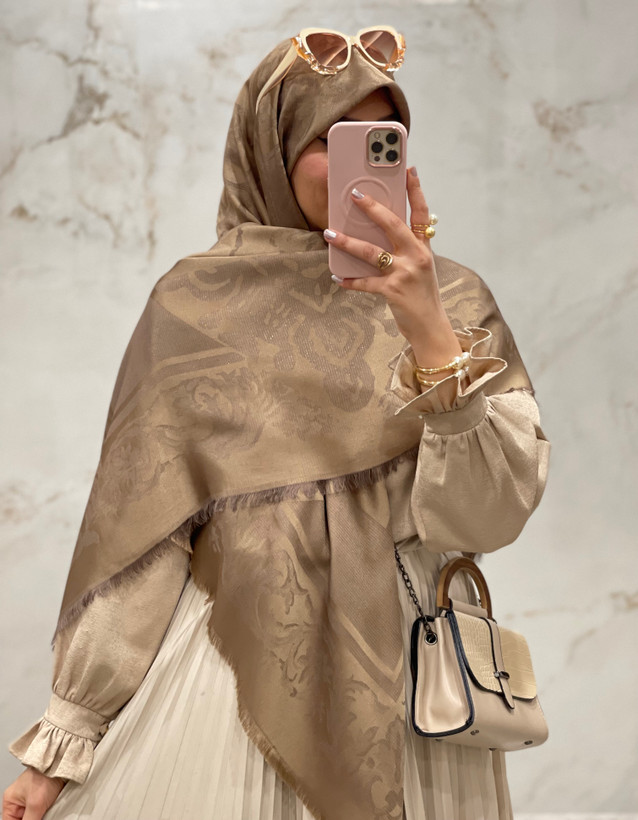 روسری ابریشم ژاکارد لمه دار قواره ۱۴۰ طرح سلطنتی