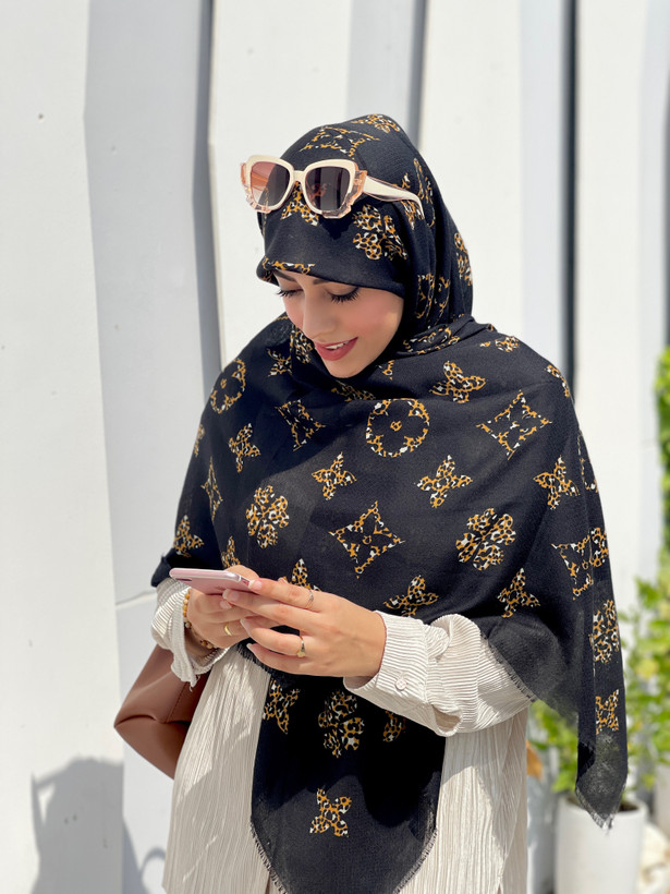 روسری نخ پنبه سیااسکارف طرح ال وی کد ۱۶۲