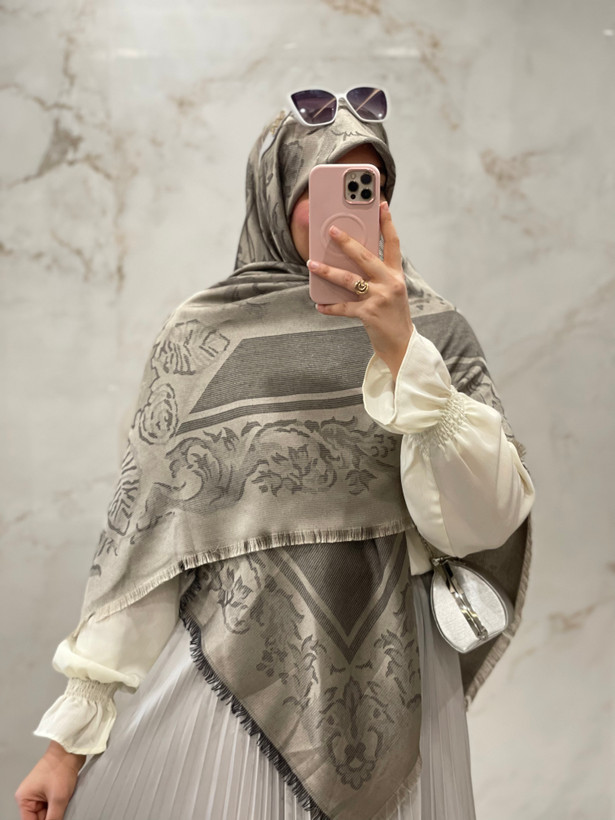 روسری ابریشم ژاکارد لمه دار طرح سلطنتی کد ۱۶۶