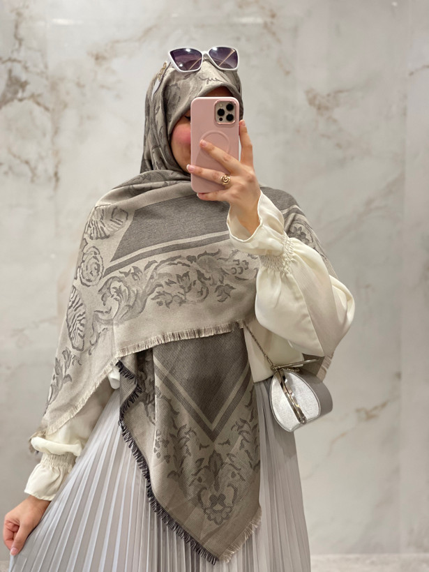 روسری ابریشم ژاکارد لمه دار طرح سلطنتی کد ۱۶۶