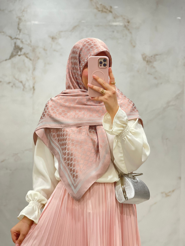 روسری ابریشم ژاکارد لمه دار کد ۱۷۳