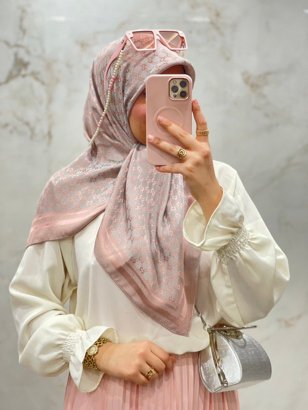 روسری ابریشم ژاکارد لمه دار کد ۱۷۳
