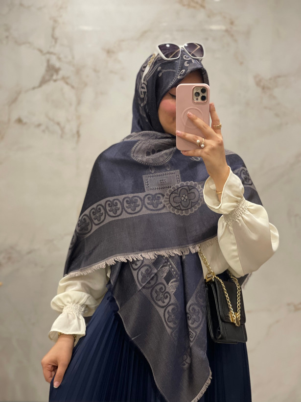 روسری ابریشم ژاکارد لمه دار قواره ۱۴۰ سورمه ای طوسی