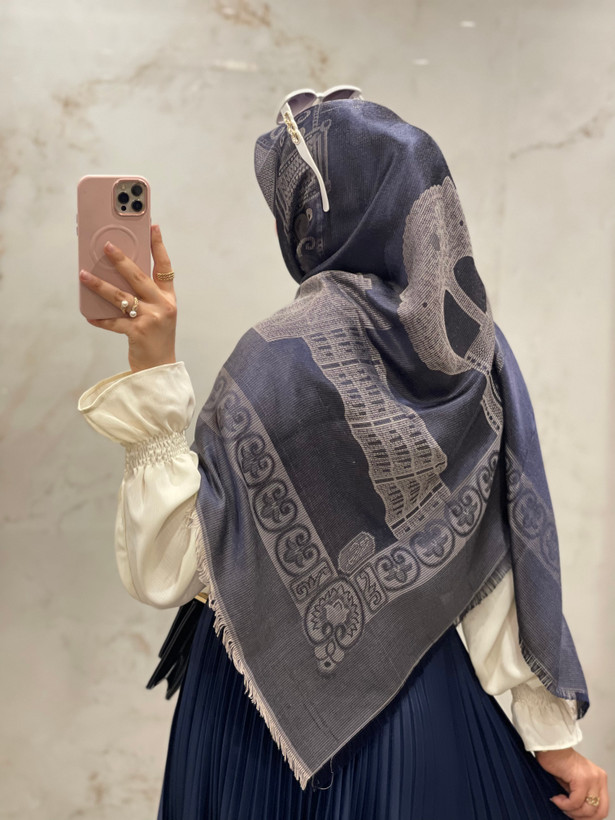 روسری ابریشم ژاکارد لمه دار قواره ۱۴۰ سورمه ای طوسی