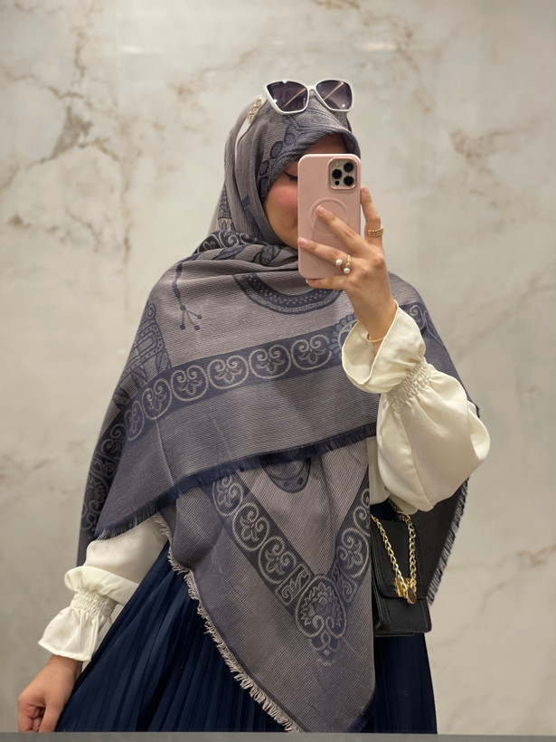 روسری ابریشم ژاکارد لمه دار قواره ۱۴۰ سورمه ای طوسی