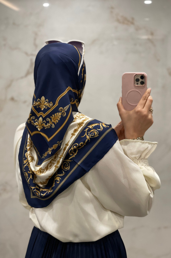 روسری ابریشم کجراه مجلسی طرح سلطنتی کد ۱۸۳