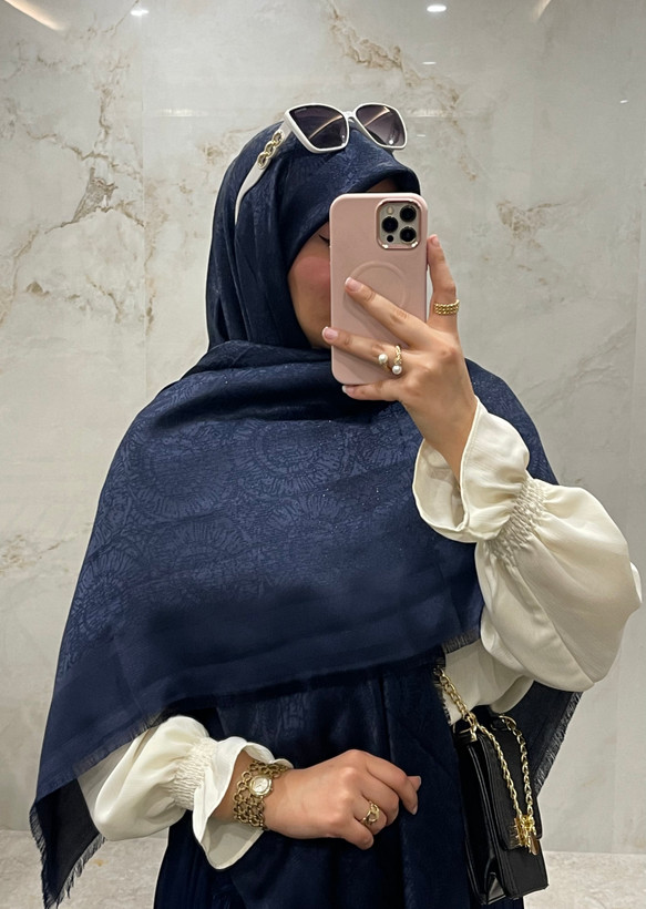 روسری ابریشم ژاکارد لمه دار سورمه ای کد ۱۸۴