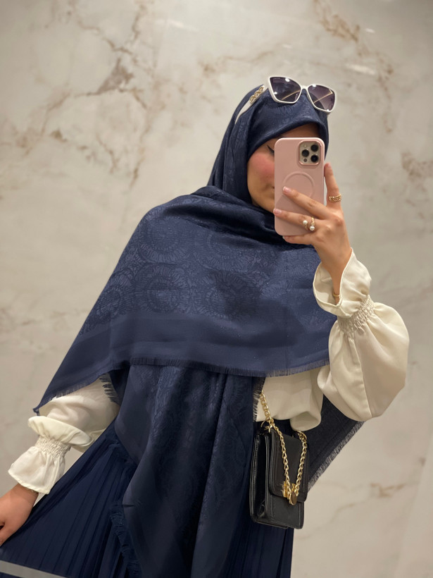 روسری ابریشم ژاکارد لمه دار سورمه ای کد ۱۸۴