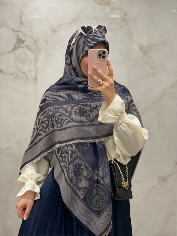 روسری ابریشم ژاکارد لمه دار کد ۱۸۵