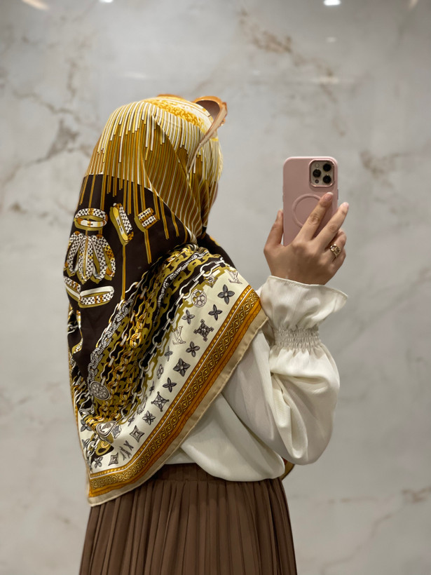 روسری ابریشم کجراه طرح Lv