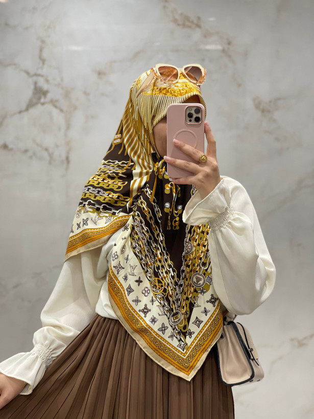 روسری ابریشم کجراه طرح Lv