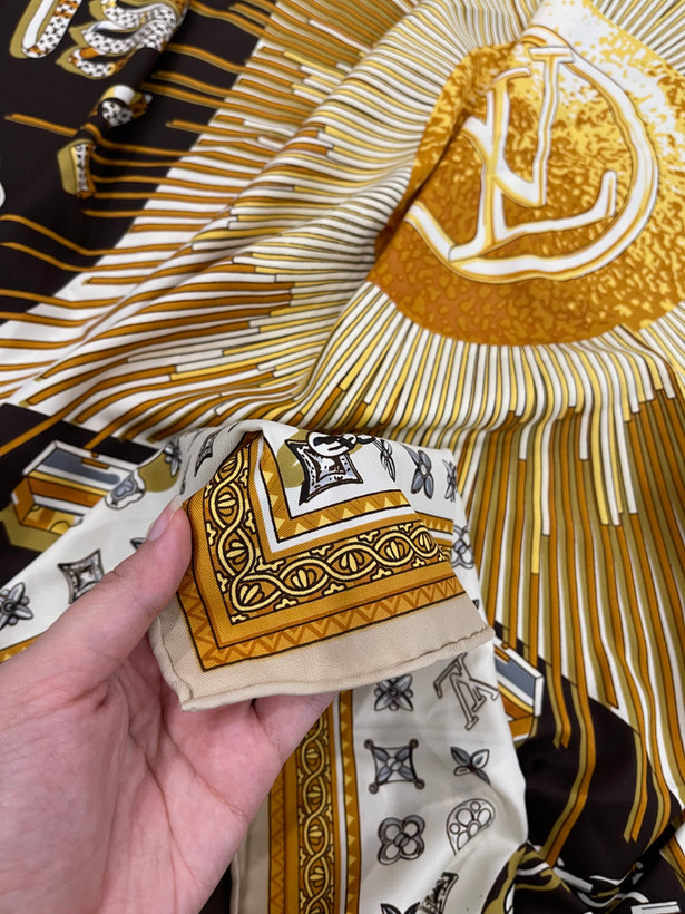 روسری ابریشم کجراه طرح Lv