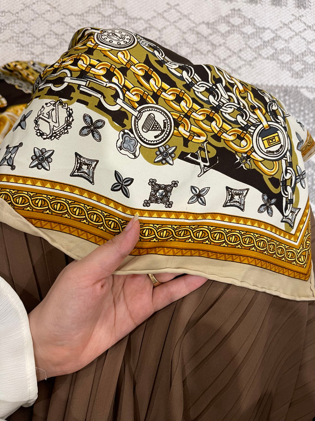روسری ابریشم کجراه طرح Lv