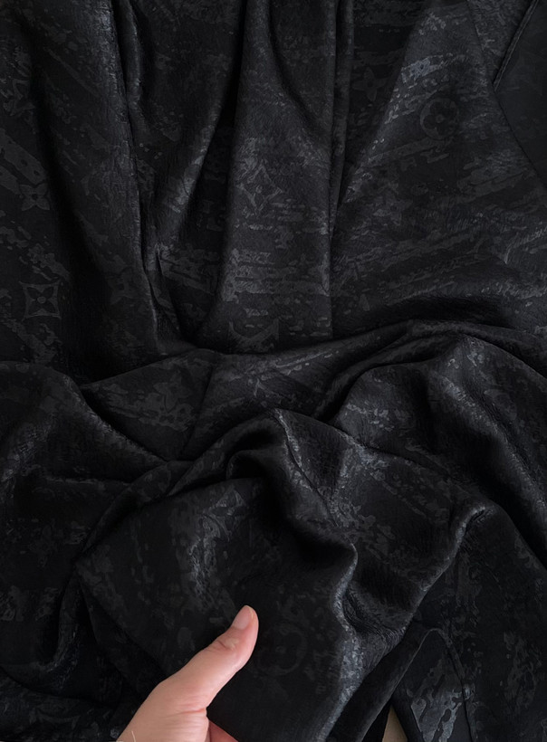 روسری مشکی پتینه طرح ال وی Lv