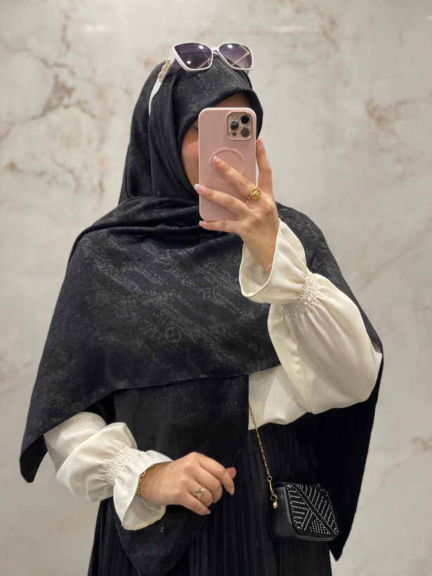 روسری مشکی پتینه طرح ال وی Lv