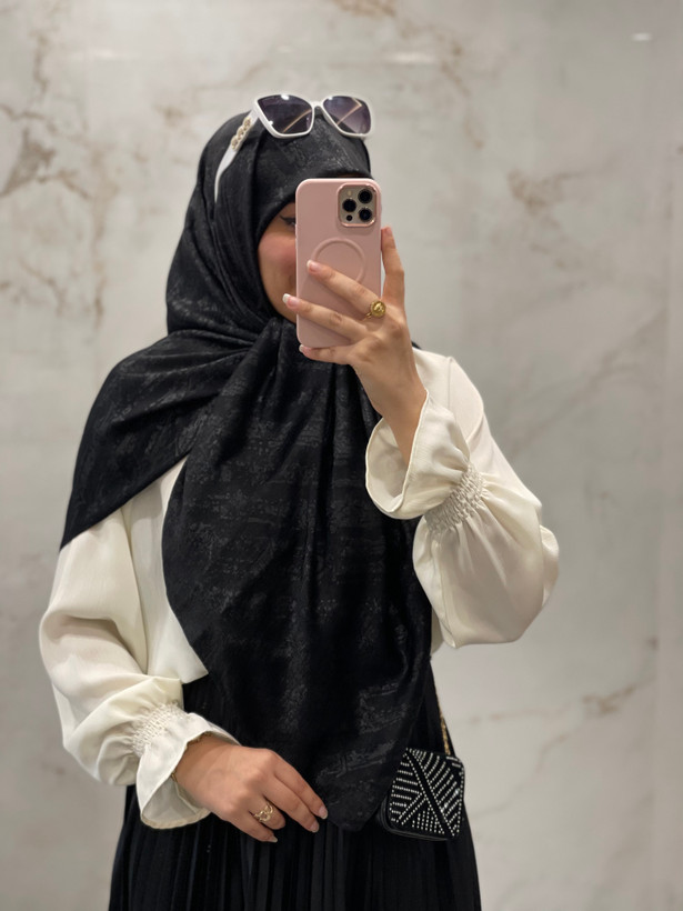 روسری مشکی پتینه طرح ال وی Lv