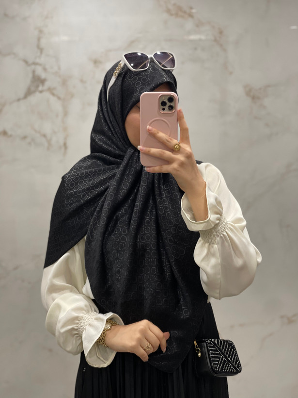 روسری مشکی پتینه طرح فرگامو
