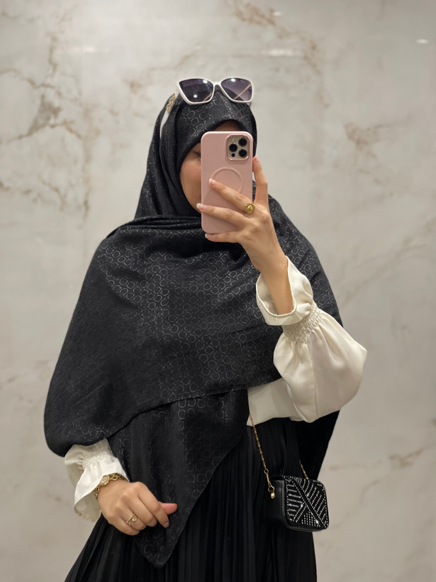 روسری مشکی پتینه طرح فرگامو