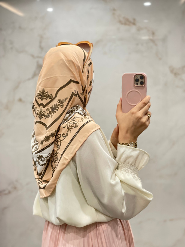 روسری ابریشم کجراه مجلسی طرح سلطنتی