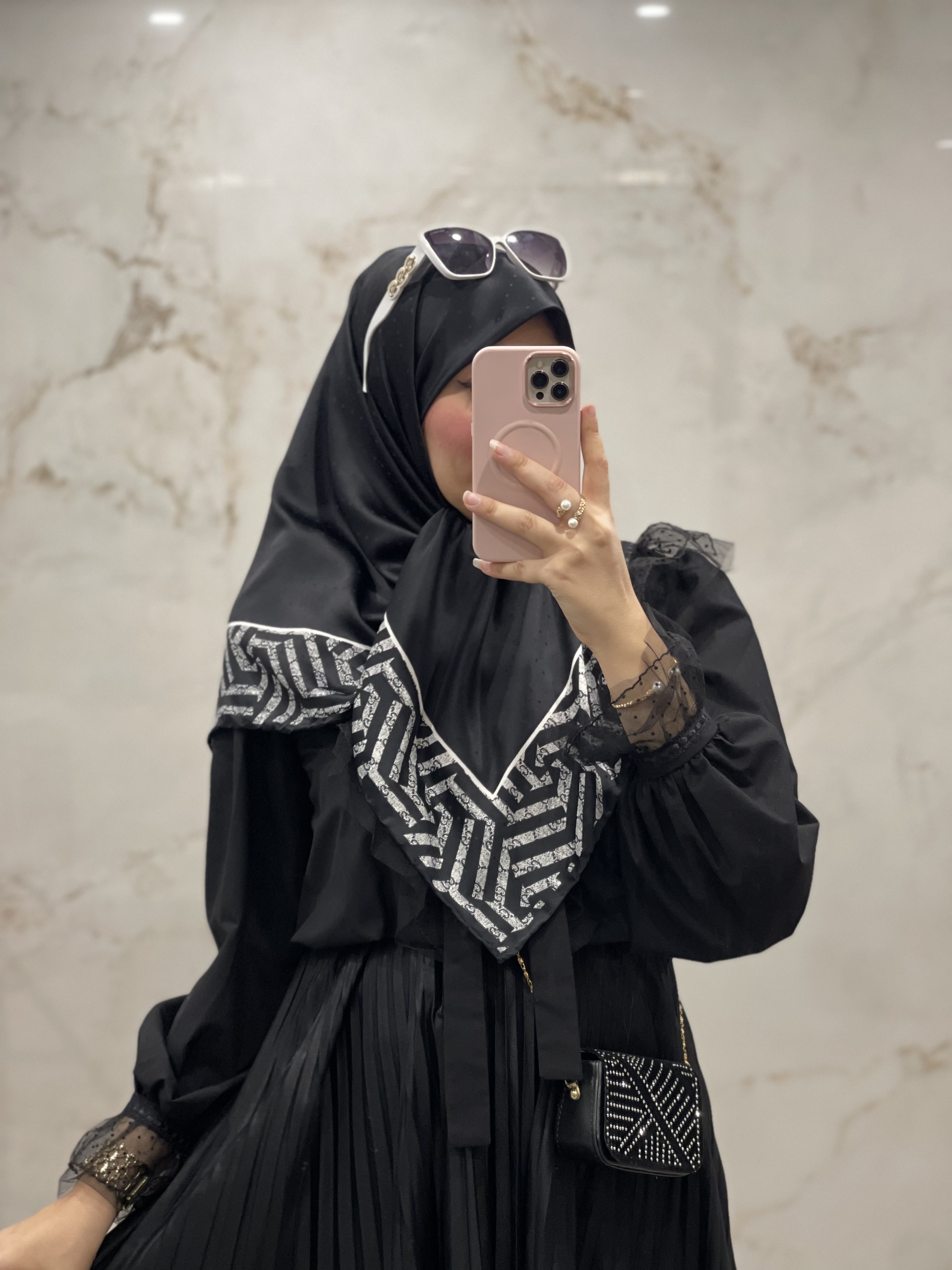 روسری ابریشمی مشکی دور حاشیه طرح گوچی