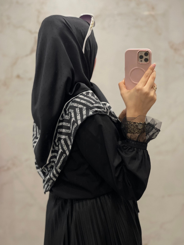 روسری ابریشمی مشکی دور حاشیه طرح گوچی