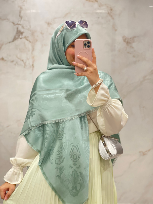 روسری ابریشم ژاکارد لمه دار قواره ۱۴۰