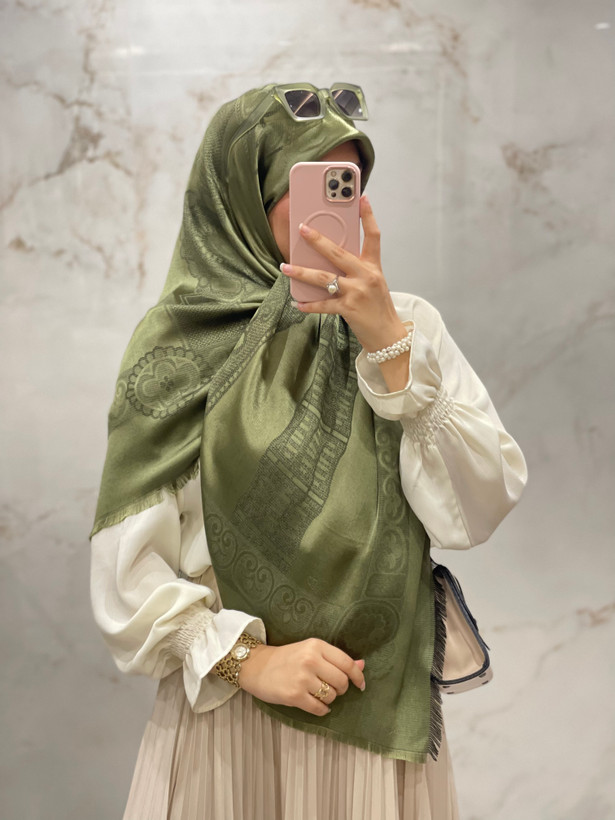 روسری ابریشم ژاکارد لمه دار قواره ۱۴۰ کد ۱۸