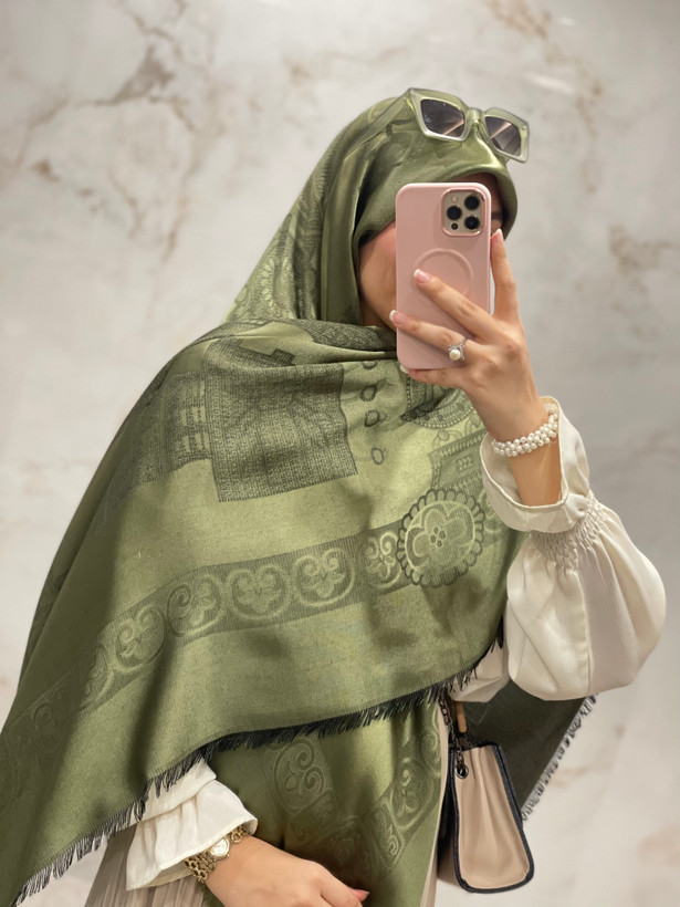 روسری ابریشم ژاکارد لمه دار قواره ۱۴۰ کد ۱۸