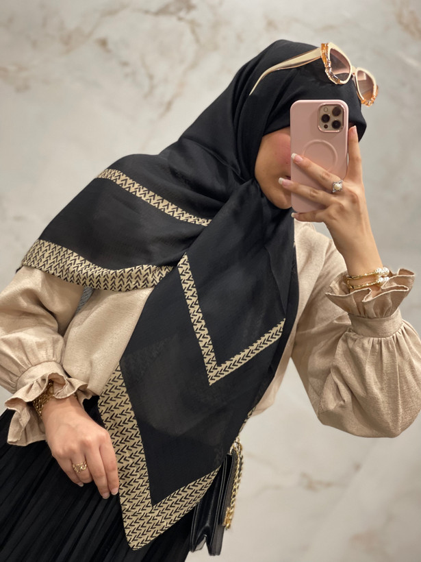 روسری نخ گارزا مشکی حاشیه طرح دار قواره ۱۴۰