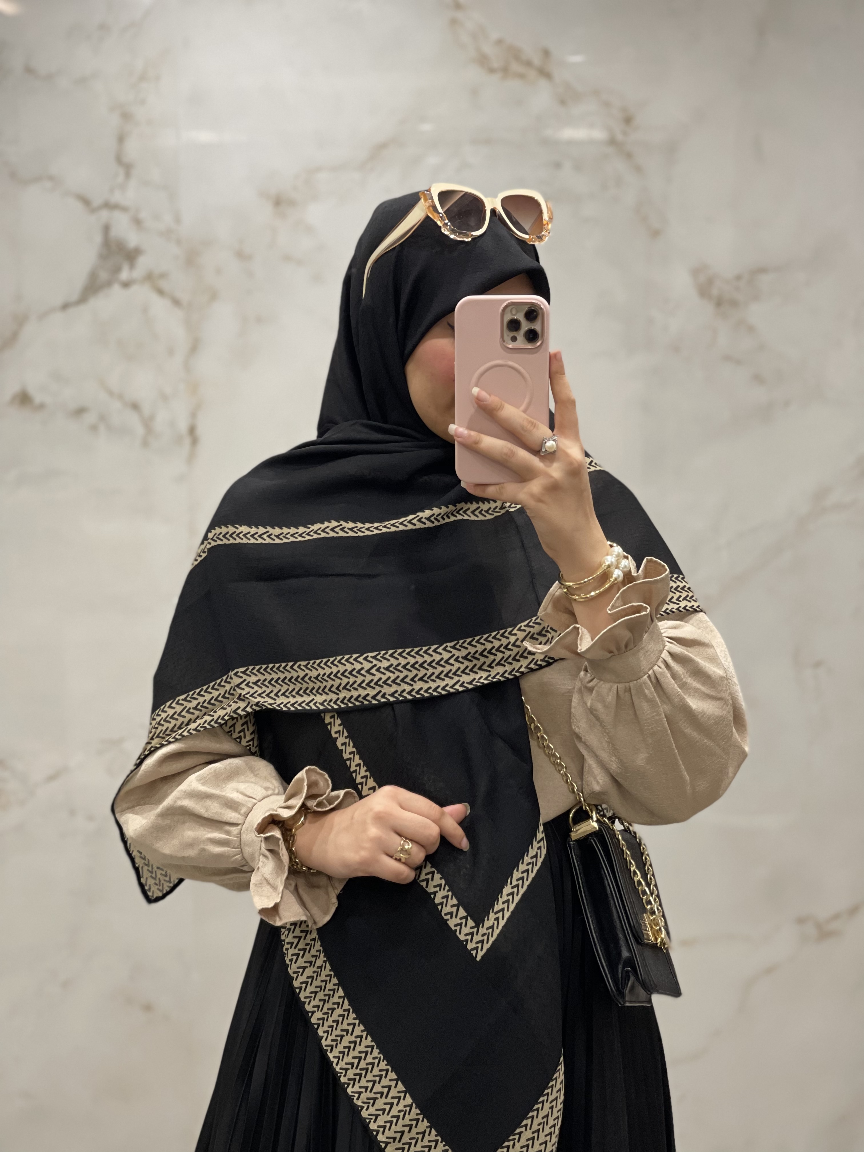 روسری نخ گارزا مشکی حاشیه طرح دار قواره ۱۴۰