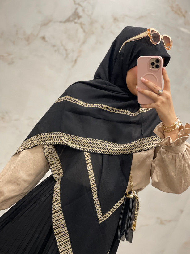 روسری نخ گارزا مشکی حاشیه طرح دار قواره ۱۴۰