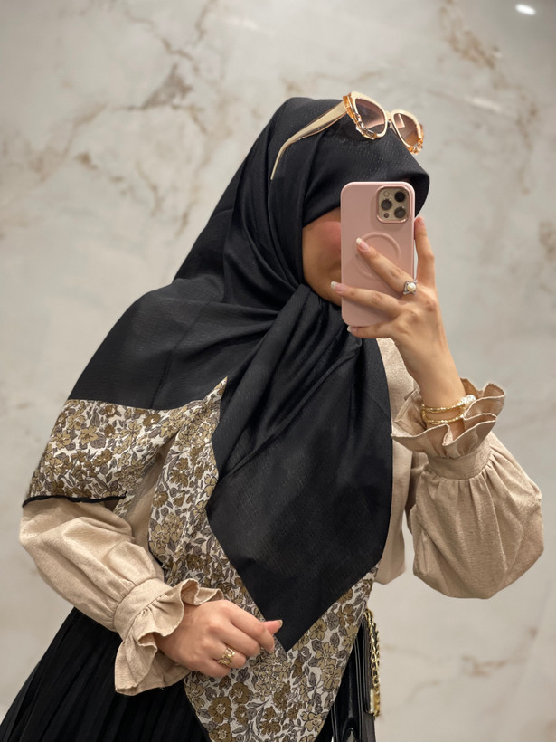 روسری نخ گارزا مشکی حاشیه طرحدار قواره ۱۴۰ کد ۲۲