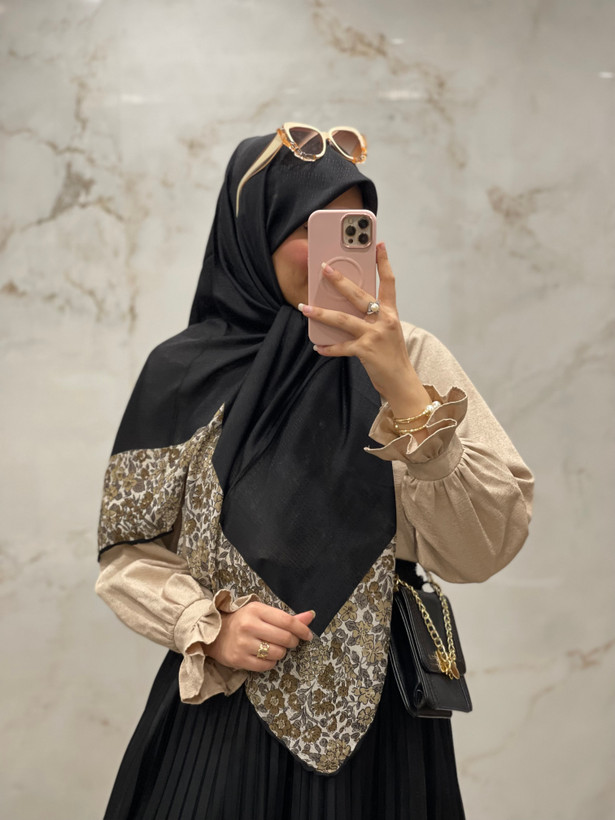 روسری نخ گارزا مشکی حاشیه طرحدار قواره ۱۴۰ کد ۲۲