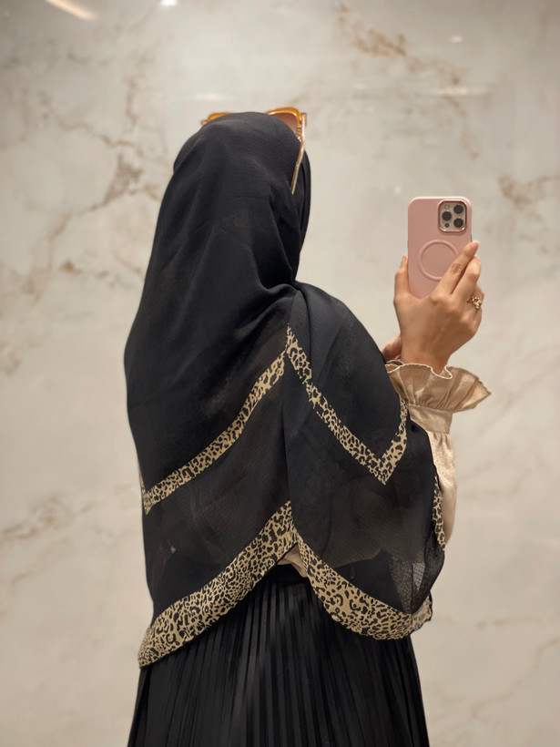 روسری نخ گارزا مشکی حاشیه پلنگی کد ۲۳