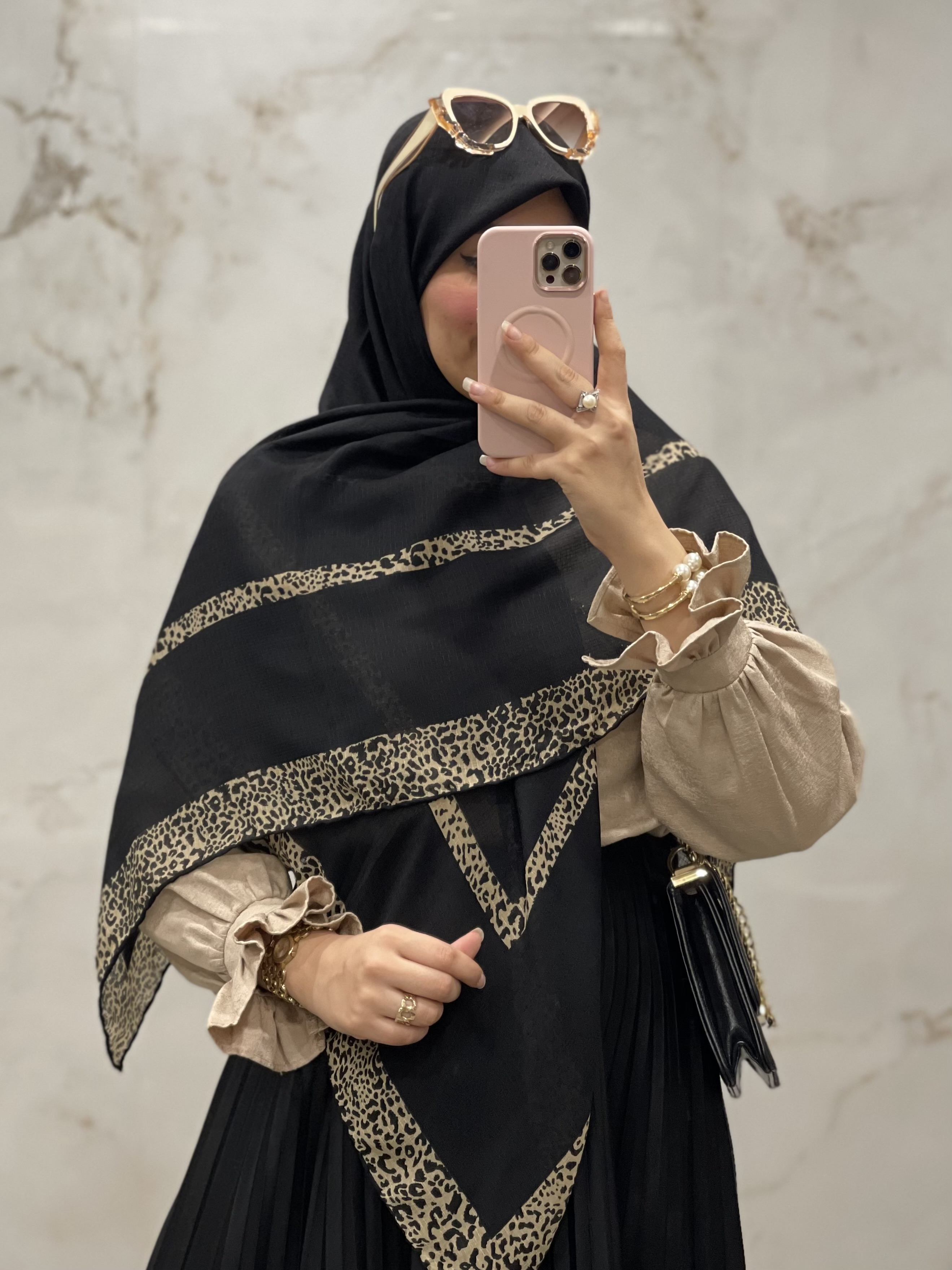 روسری نخ گارزا مشکی حاشیه پلنگی کد ۲۳