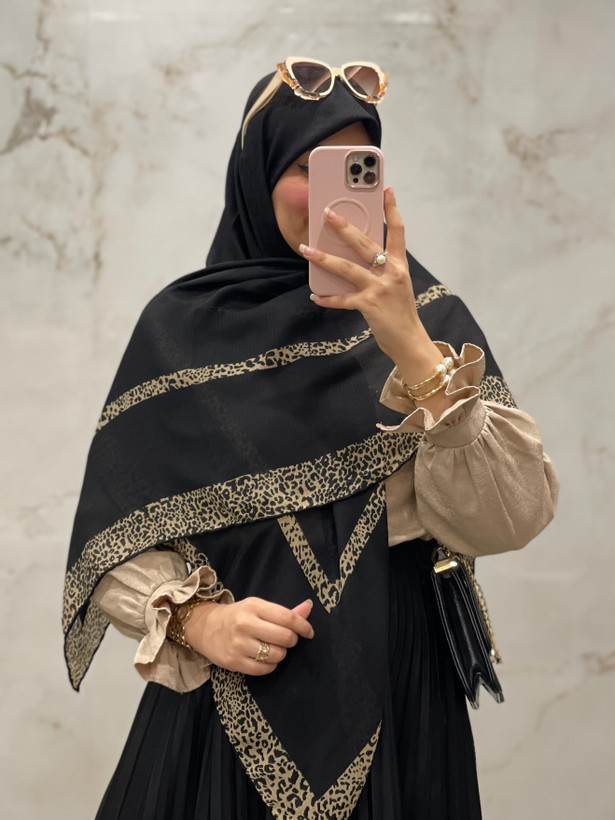 روسری نخ گارزا مشکی حاشیه پلنگی کد ۲۳