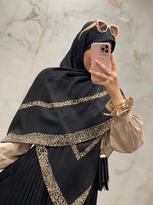 روسری نخ گارزا مشکی حاشیه پلنگی کد ۲۳