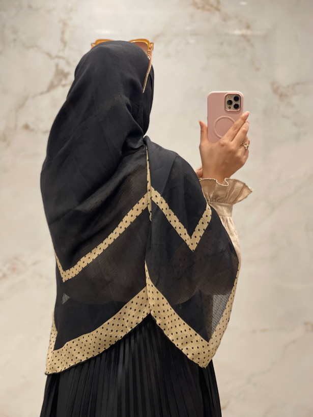 روسری نخ گارزا مشکی حاشیه توپی کد ۲۴