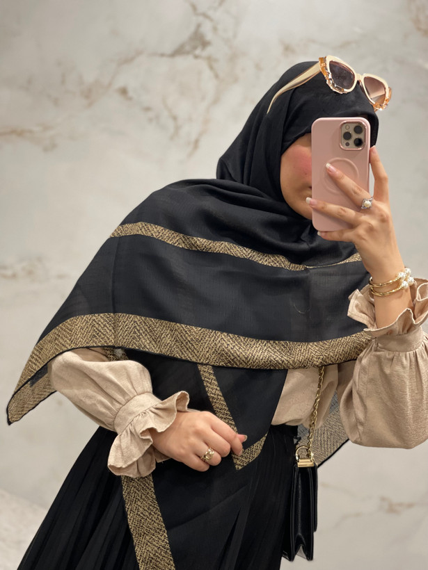 روسری نخ گارزا مشکی حاشیه طرحدار قواره ۱۴۰ کد ۲۵
