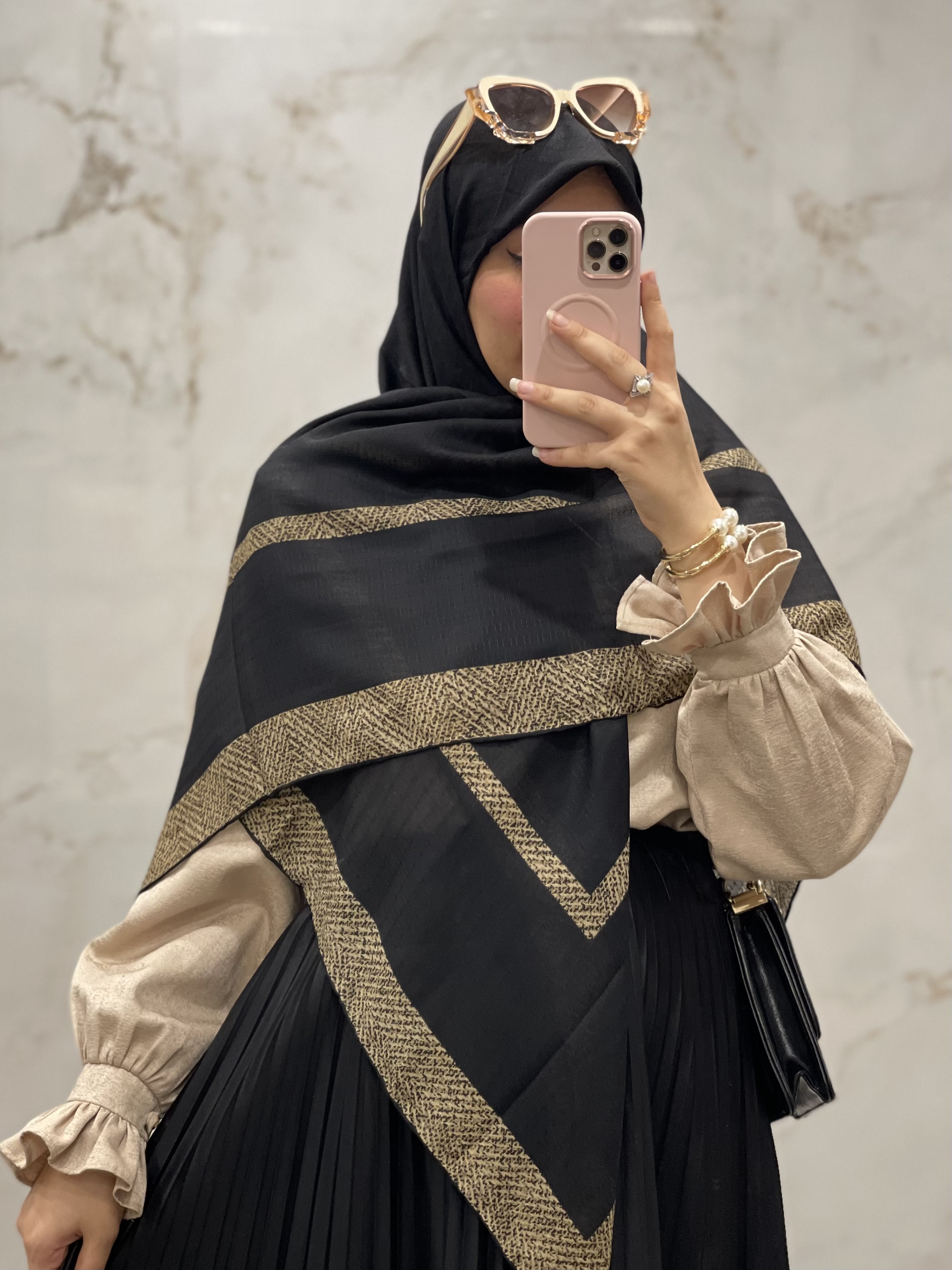 روسری نخ گارزا مشکی حاشیه طرحدار قواره ۱۴۰ کد ۲۵