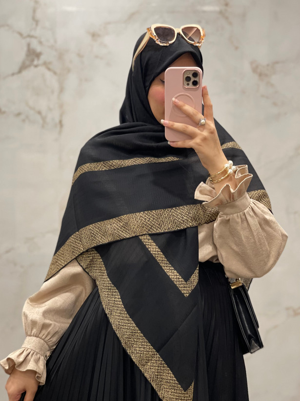 روسری نخ گارزا مشکی حاشیه طرحدار قواره ۱۴۰ کد ۲۵