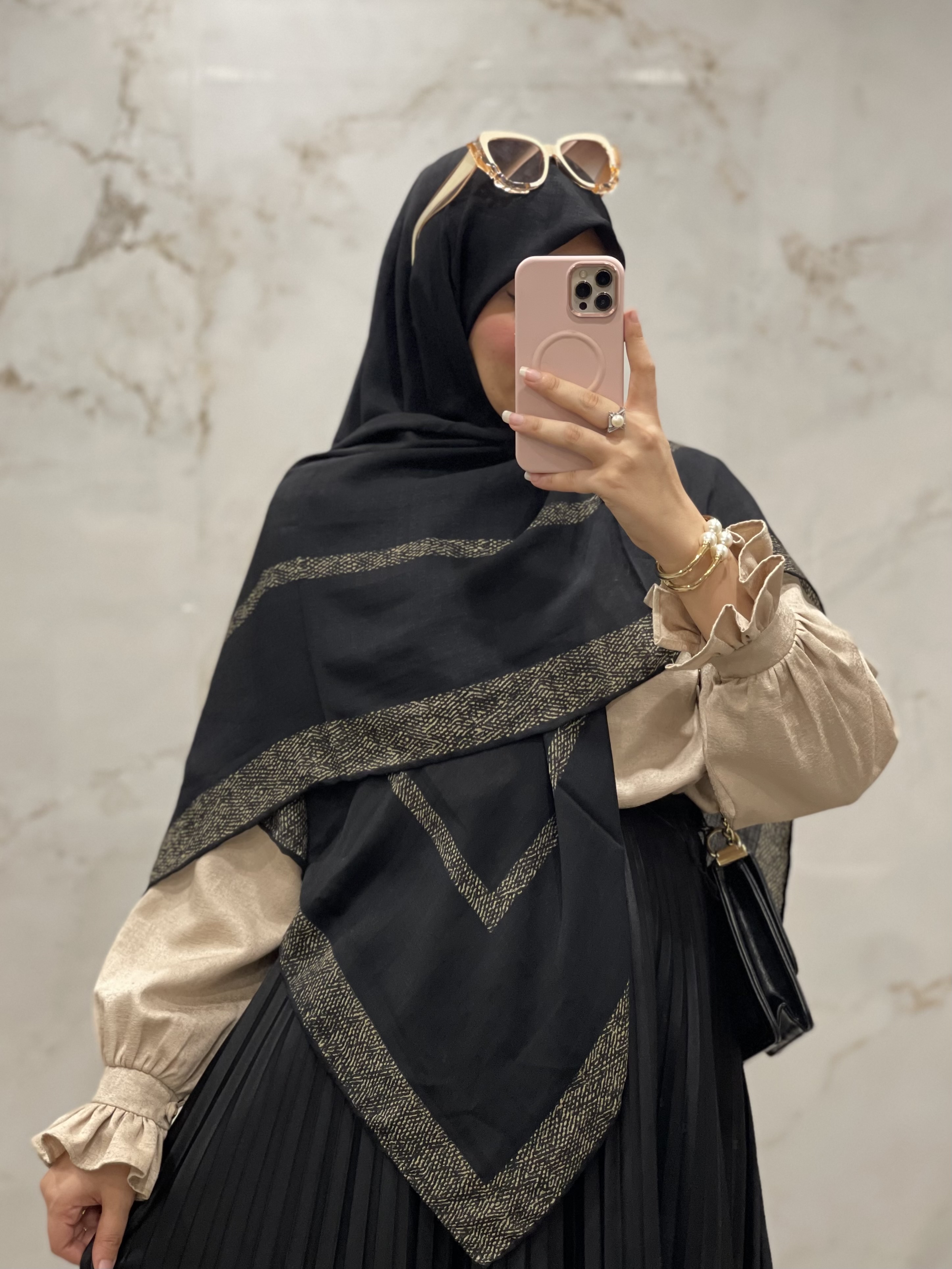 روسری نخ گارزا مشکی حاشیه طرحدار قواره ۱۴۰ کد ۲۸