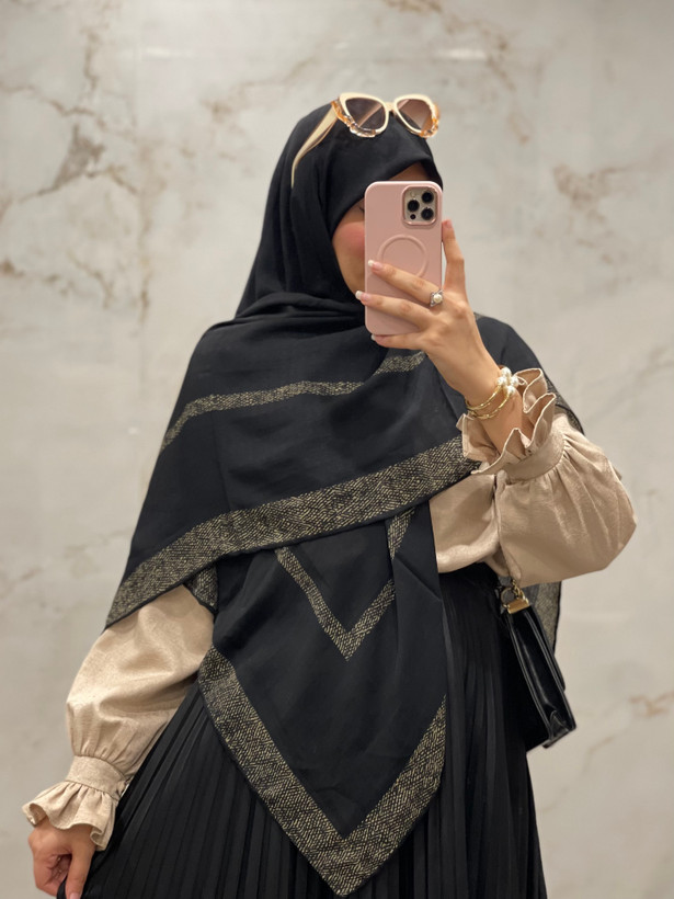 روسری نخ گارزا مشکی حاشیه طرحدار قواره ۱۴۰ کد ۲۸
