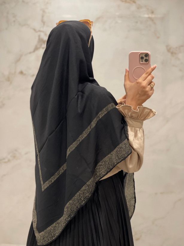 روسری نخ گارزا مشکی حاشیه طرحدار قواره ۱۴۰ کد ۲۸