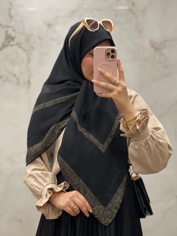 روسری نخ گارزا مشکی حاشیه طرحدار قواره ۱۴۰ کد ۲۸